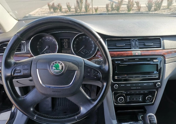 Skoda Superb cena 25000 przebieg: 287924, rok produkcji 2010 z Poznań małe 211